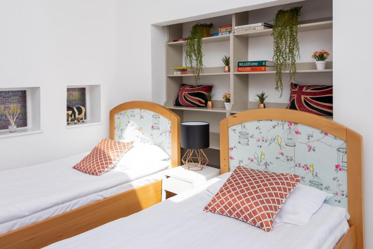 Cotswold Manor House - Country House Retreat With Hot Tub, Ideal For Large Groups Petty France Екстериор снимка
